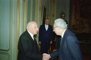 Il Presidente della Repubblica Francesco Cossiga riceve in udienza l'Ambasciatore Egidio Ortona, autore del libro "Anni d'America",  3° volume, con gli esponenti della Casa editrice "Il Mulino", per presentare l'opera