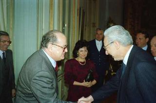 Il Presidente della Repubblica Francesco Cossiga riceve in udienza l'Ambasciatore Egidio Ortona, autore del libro "Anni d'America",  3° volume, con gli esponenti della Casa editrice "Il Mulino", per presentare l'opera