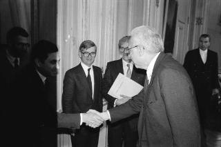 Il Presidente della Repubblica Francesco Cossiga riceve in udienza Emilio Vesce, con una delegazione di parlamentari, per riferire sulle iniziative per la clemenza a favore della signora Silvia Baraldini, detenuta negli Stati Uniti d'America