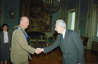 Il Presidente della Repubblica Francesco Cossiga riceve la visita di congedo del Generale di Corpo d'Armata Benito Gavazza, comandante delle Forze terrestri alleate del Sud Europa