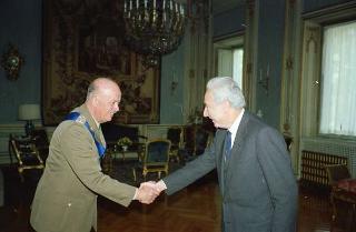 Il Presidente della Repubblica Francesco Cossiga riceve la visita di congedo del Generale di Corpo d'Armata Benito Gavazza, comandante delle Forze terrestri alleate del Sud Europa