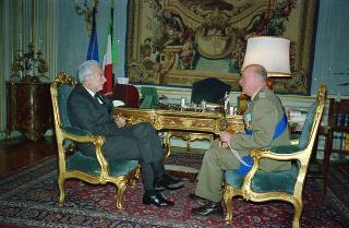 Il Presidente della Repubblica Francesco Cossiga riceve la visita di congedo del Generale di Corpo d'Armata Benito Gavazza, comandante delle Forze terrestri alleate del Sud Europa
