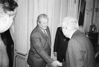Il Presidente della Repubblica Francesco Cossiga riceve in udienza Gherardo Gnoli, presidente dell'ISMEO, con una delegazione dell'Istituto di archeologia dell'Accademia delle scienze dell'URSS