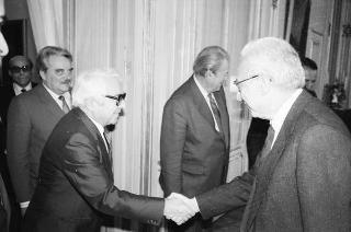 Il Presidente della Repubblica Francesco Cossiga riceve in udienza Gherardo Gnoli, presidente dell'ISMEO, con una delegazione dell'Istituto di archeologia dell'Accademia delle scienze dell'URSS