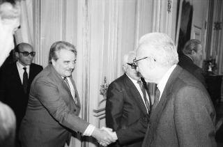 Il Presidente della Repubblica Francesco Cossiga riceve in udienza Gherardo Gnoli, presidente dell'ISMEO, con una delegazione dell'Istituto di archeologia dell'Accademia delle scienze dell'URSS