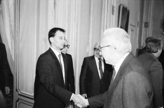 Il Presidente della Repubblica Francesco Cossiga riceve in udienza Gherardo Gnoli, presidente dell'ISMEO, con una delegazione dell'Istituto di archeologia dell'Accademia delle scienze dell'URSS