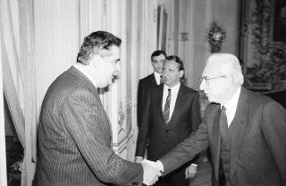 Il Presidente della Repubblica Francesco Cossiga riceve in udienza Gherardo Gnoli, presidente dell'ISMEO, con una delegazione dell'Istituto di archeologia dell'Accademia delle scienze dell'URSS