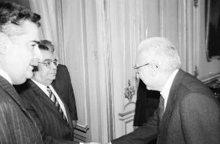 Il Presidente della Repubblica Francesco Cossiga riceve in udienza Gherardo Gnoli, presidente dell'ISMEO, con una delegazione dell'Istituto di archeologia dell'Accademia delle scienze dell'URSS