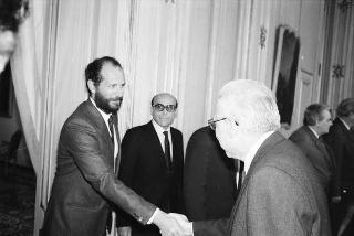 Il Presidente della Repubblica Francesco Cossiga riceve in udienza Gherardo Gnoli, presidente dell'ISMEO, con una delegazione dell'Istituto di archeologia dell'Accademia delle scienze dell'URSS