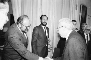 Il Presidente della Repubblica Francesco Cossiga riceve in udienza Gherardo Gnoli, presidente dell'ISMEO, con una delegazione dell'Istituto di archeologia dell'Accademia delle scienze dell'URSS