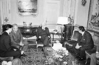 Il Presidente della Repubblica Francesco Cossiga riceve in udienza Gherardo Gnoli, presidente dell'ISMEO, con una delegazione dell'Istituto di archeologia dell'Accademia delle scienze dell'URSS