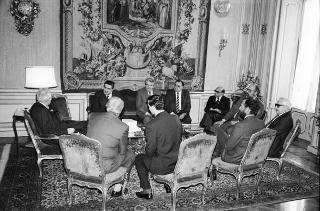 Il Presidente della Repubblica Francesco Cossiga riceve in udienza Gherardo Gnoli, presidente dell'ISMEO, con una delegazione dell'Istituto di archeologia dell'Accademia delle scienze dell'URSS