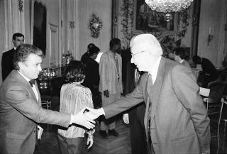 Il Presidente della Repubblica Francesco Cossiga riceve in udienza Rino Serri, presidente dell'ARCI, con i componenti dell'Ufficio di presidenza dell'Associazione e una delegazione di cittadini di colore
