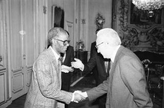 Il Presidente della Repubblica Francesco Cossiga riceve in udienza Rino Serri, presidente dell'ARCI, con i componenti dell'Ufficio di presidenza dell'Associazione e una delegazione di cittadini di colore