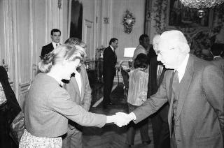 Il Presidente della Repubblica Francesco Cossiga riceve in udienza Rino Serri, presidente dell'ARCI, con i componenti dell'Ufficio di presidenza dell'Associazione e una delegazione di cittadini di colore