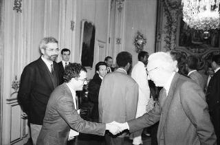 Il Presidente della Repubblica Francesco Cossiga riceve in udienza Rino Serri, presidente dell'ARCI, con i componenti dell'Ufficio di presidenza dell'Associazione e una delegazione di cittadini di colore