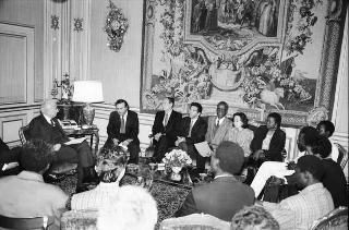 Il Presidente della Repubblica Francesco Cossiga riceve in udienza Rino Serri, presidente dell'ARCI, con i componenti dell'Ufficio di presidenza dell'Associazione e una delegazione di cittadini di colore