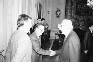 Il Presidente della Repubblica Francesco Cossiga riceve in udienza la signora Chiara Samugheo e Marcello Serra, autori del volume "Sardegna quasi un continente", per presentare l'opera