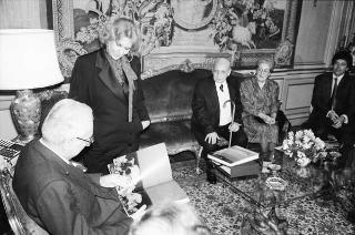 Il Presidente della Repubblica Francesco Cossiga riceve in udienza la signora Chiara Samugheo e Marcello Serra, autori del volume "Sardegna quasi un continente", per presentare l'opera