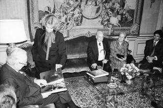 Il Presidente della Repubblica Francesco Cossiga riceve in udienza la signora Chiara Samugheo e Marcello Serra, autori del volume "Sardegna quasi un continente", per presentare l'opera