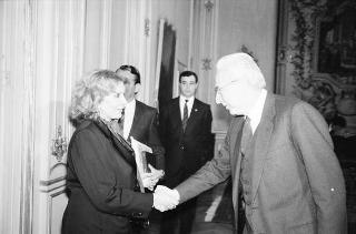 Il Presidente della Repubblica Francesco Cossiga riceve in udienza la signora Chiara Samugheo e Marcello Serra, autori del volume "Sardegna quasi un continente", per presentare l'opera