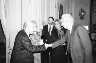 Il Presidente della Repubblica Francesco Cossiga riceve in udienza la signora Chiara Samugheo e Marcello Serra, autori del volume "Sardegna quasi un continente", per presentare l'opera