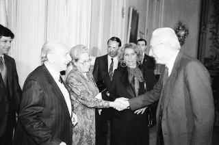 Il Presidente della Repubblica Francesco Cossiga riceve in udienza la signora Chiara Samugheo e Marcello Serra, autori del volume "Sardegna quasi un continente", per presentare l'opera
