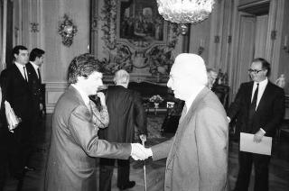 Il Presidente della Repubblica Francesco Cossiga riceve in udienza la signora Chiara Samugheo e Marcello Serra, autori del volume "Sardegna quasi un continente", per presentare l'opera
