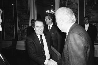 Il Presidente della Repubblica Francesco Cossiga incontra Sergio Milani, direttore de "La Nuova Sardegna", per presentare il supplemento al quotidiano per il 20° anniversario della scomparsa di Antonio Pigliaru