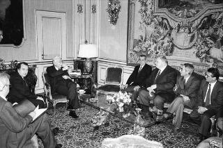 Il Presidente della Repubblica Francesco Cossiga incontra Sergio Milani, direttore de "La Nuova Sardegna", per presentare il supplemento al quotidiano per il 20° anniversario della scomparsa di Antonio Pigliaru