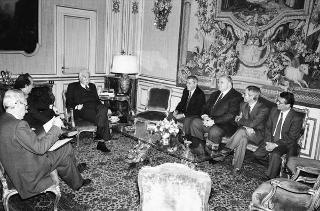 Il Presidente della Repubblica Francesco Cossiga incontra Sergio Milani, direttore de "La Nuova Sardegna", per presentare il supplemento al quotidiano per il 20° anniversario della scomparsa di Antonio Pigliaru