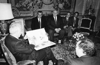 Il Presidente della Repubblica Francesco Cossiga incontra Sergio Milani, direttore de "La Nuova Sardegna", per presentare il supplemento al quotidiano per il 20° anniversario della scomparsa di Antonio Pigliaru