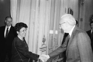 Il Presidente della Repubblica Francesco Cossiga riceve in udienza Mario Segni e Grazia Mannironi, autori del volume "Sardegna da salvare", per presentare l'opera