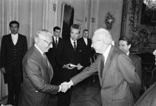 Incontro del Presidente della Repubblica Francesco Cossiga con Vittorio Badini Confalonieri, presidente del Comitato atlantico del Piemonte, con alcuni componenti del Comitato, per presentare gli atti del Convegno "Alleanza atlantica e difesa europea dopo l'Opzione zero - prospettive economiche-industriali"