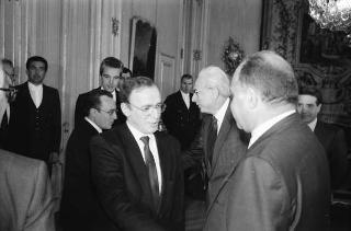 Incontro del Presidente della Repubblica Francesco Cossiga con Vittorio Badini Confalonieri, presidente del Comitato atlantico del Piemonte, con alcuni componenti del Comitato, per presentare gli atti del Convegno "Alleanza atlantica e difesa europea dopo l'Opzione zero - prospettive economiche-industriali"