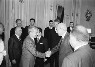 Incontro del Presidente della Repubblica Francesco Cossiga con Vittorio Badini Confalonieri, presidente del Comitato atlantico del Piemonte, con alcuni componenti del Comitato, per presentare gli atti del Convegno "Alleanza atlantica e difesa europea dopo l'Opzione zero - prospettive economiche-industriali"
