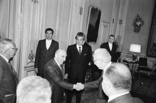 Incontro del Presidente della Repubblica Francesco Cossiga con Vittorio Badini Confalonieri, presidente del Comitato atlantico del Piemonte, con alcuni componenti del Comitato, per presentare gli atti del Convegno "Alleanza atlantica e difesa europea dopo l'Opzione zero - prospettive economiche-industriali"