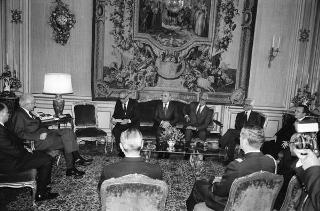 Incontro del Presidente della Repubblica Francesco Cossiga con Vittorio Badini Confalonieri, presidente del Comitato atlantico del Piemonte, con alcuni componenti del Comitato, per presentare gli atti del Convegno "Alleanza atlantica e difesa europea dopo l'Opzione zero - prospettive economiche-industriali"