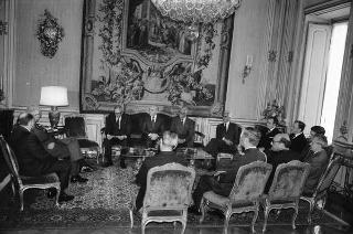 Incontro del Presidente della Repubblica Francesco Cossiga con Vittorio Badini Confalonieri, presidente del Comitato atlantico del Piemonte, con alcuni componenti del Comitato, per presentare gli atti del Convegno "Alleanza atlantica e difesa europea dopo l'Opzione zero - prospettive economiche-industriali"