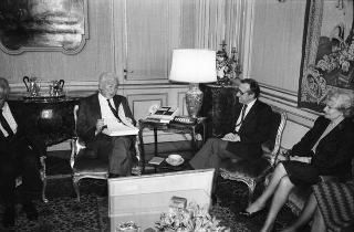 Incontro del Presidente della Repubblica Francesco Cossiga con Gian Carlo Ferretto, presidente della Fondazione "Il Campiello", con il Comitato promotore, la giuria e i vincitori del Premio letterario "Campiello" 1988