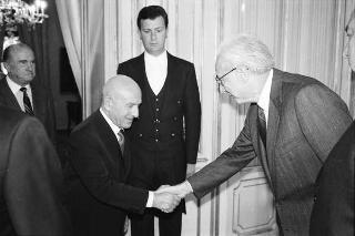 Il Presidente della Repubblica Francesco Cossiga incontra Renato Pons, presidente del Gruppo Medaglie d'Oro al merito della sanità pubblica, con i componenti del nuovo Consiglio direttivo del sodalizio