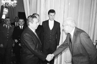 Il Presidente della Repubblica Francesco Cossiga incontra Renato Pons, presidente del Gruppo Medaglie d'Oro al merito della sanità pubblica, con i componenti del nuovo Consiglio direttivo del sodalizio