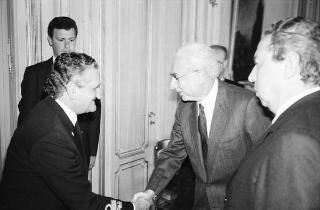 Il Presidente della Repubblica Francesco Cossiga incontra Renato Pons, presidente del Gruppo Medaglie d'Oro al merito della sanità pubblica, con i componenti del nuovo Consiglio direttivo del sodalizio