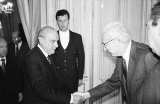 Il Presidente della Repubblica Francesco Cossiga incontra Renato Pons, presidente del Gruppo Medaglie d'Oro al merito della sanità pubblica, con i componenti del nuovo Consiglio direttivo del sodalizio