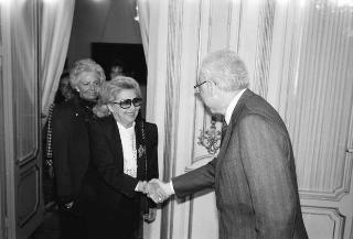 Il Presidente della Repubblica Francesco Cossiga incontra la signora Paola Valori, presidente nazionale dell'Associazione imprenditrici e donne dirigenti d'azienda, con le componenti del consiglio nazionale