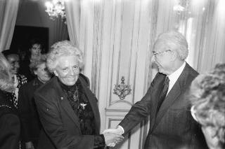 Il Presidente della Repubblica Francesco Cossiga incontra la signora Paola Valori, presidente nazionale dell'Associazione imprenditrici e donne dirigenti d'azienda, con le componenti del consiglio nazionale