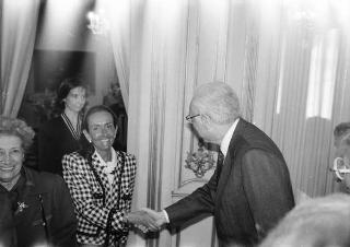 Il Presidente della Repubblica Francesco Cossiga incontra la signora Paola Valori, presidente nazionale dell'Associazione imprenditrici e donne dirigenti d'azienda, con le componenti del consiglio nazionale