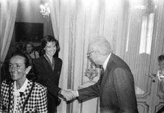 Il Presidente della Repubblica Francesco Cossiga incontra la signora Paola Valori, presidente nazionale dell'Associazione imprenditrici e donne dirigenti d'azienda, con le componenti del consiglio nazionale