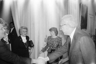 Il Presidente della Repubblica Francesco Cossiga incontra la signora Paola Valori, presidente nazionale dell'Associazione imprenditrici e donne dirigenti d'azienda, con le componenti del consiglio nazionale
