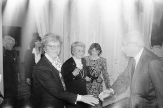 Il Presidente della Repubblica Francesco Cossiga incontra la signora Paola Valori, presidente nazionale dell'Associazione imprenditrici e donne dirigenti d'azienda, con le componenti del consiglio nazionale